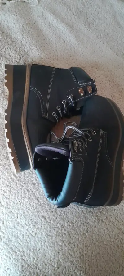 Botas de cuero negras para mujer con suela gruesa - miniatura 1