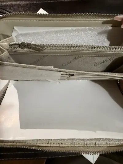 Billetera Calvin Klein beige con cierre - miniatura 2