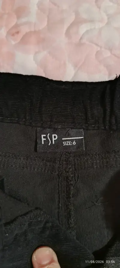 Pantalones negros con tachas para niña - miniatura 4