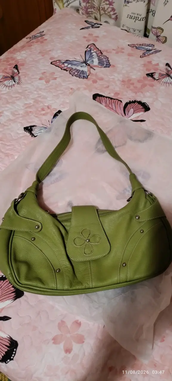 Cartera verde de cuero con diseño floral
