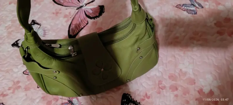 Cartera verde de cuero con diseño floral - 2