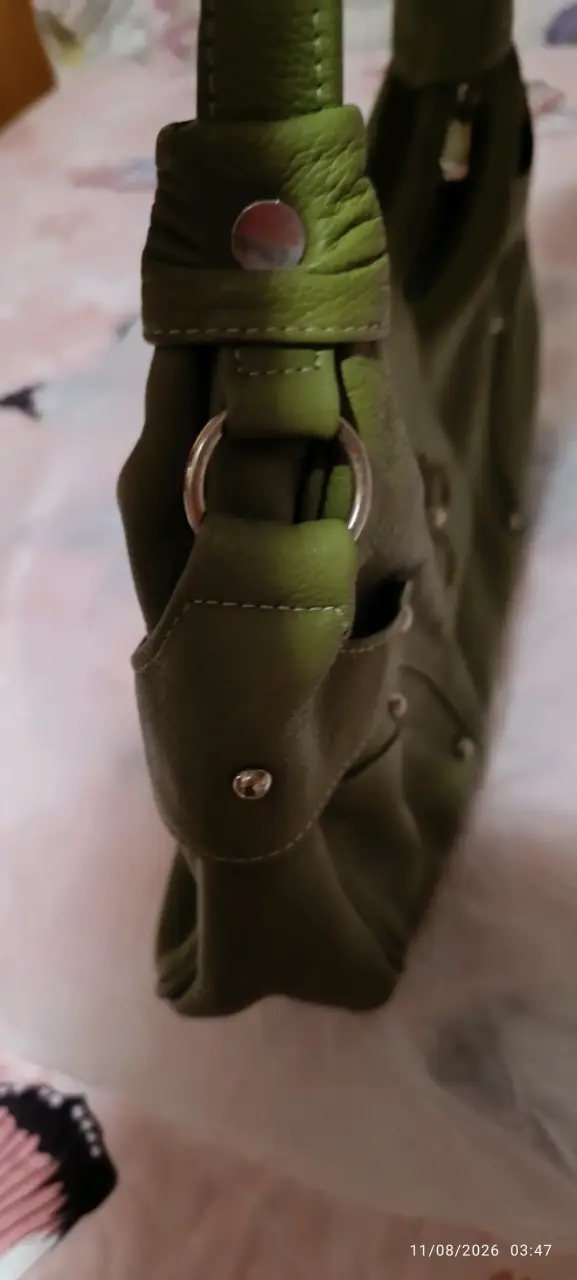 Cartera verde de cuero con diseño floral - 3