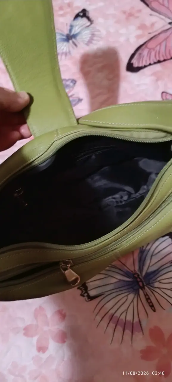 Cartera verde de cuero con diseño floral - 5