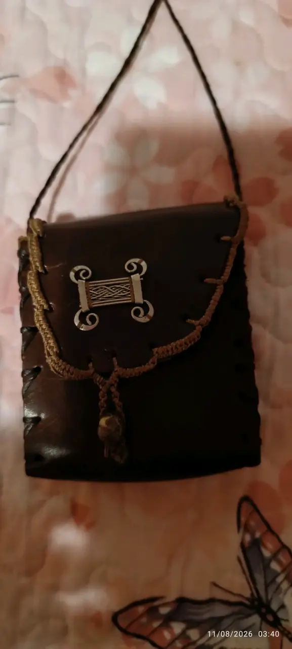 Bolso de cuero artesanal con diseño decorativo