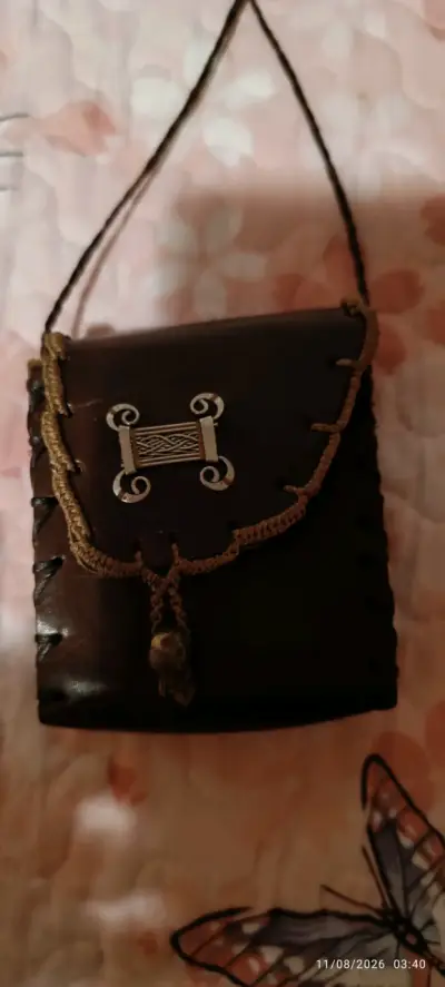 Bolso de cuero artesanal con diseño decorativo - miniatura 1