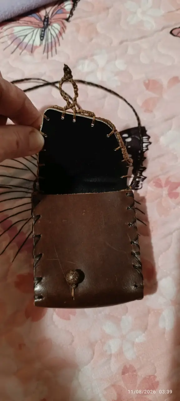Bolso de cuero artesanal con diseño decorativo - 3