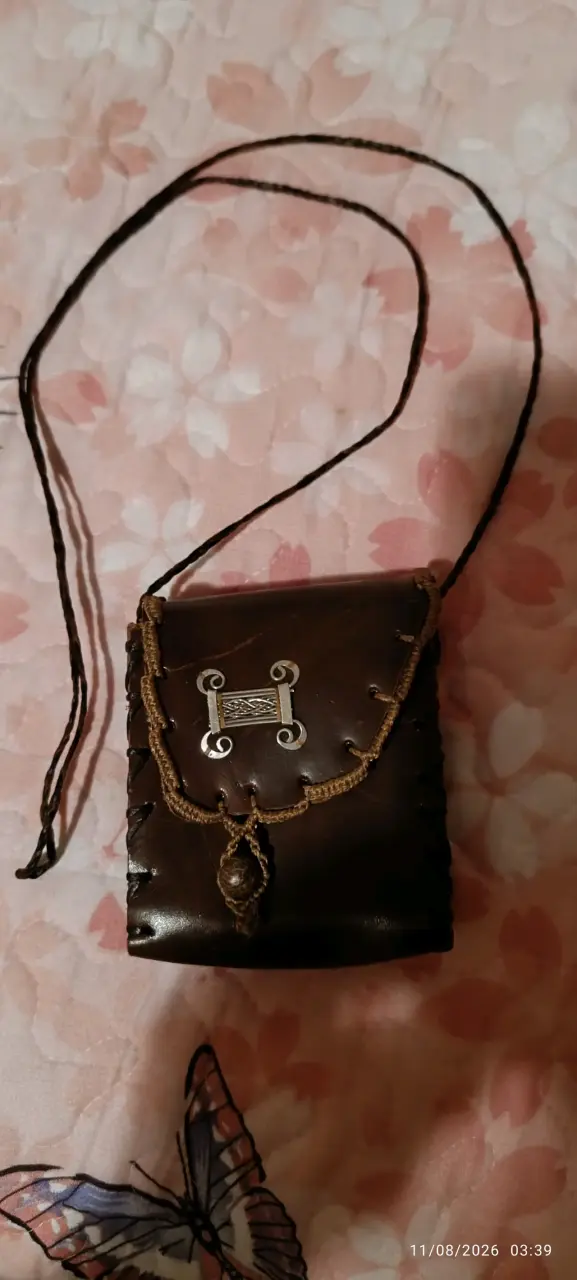 Bolso de cuero artesanal con diseño decorativo - 4