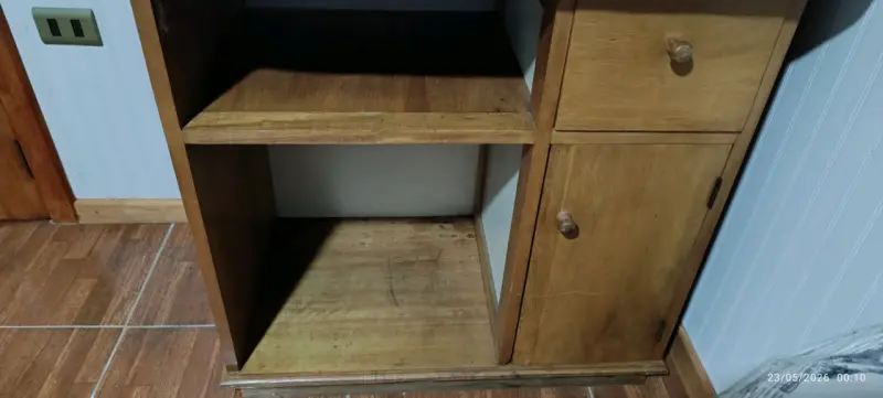 Mueble de madera con estantes y cajones