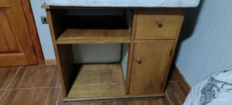 Mueble de madera con estantes y cajones - 2