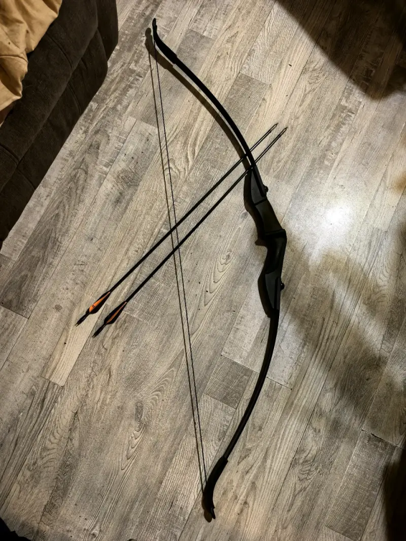Arco recurvo con flechas para tiro deportivo