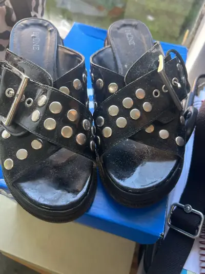Sandalias negras con tachas y hebilla Prüne - miniatura 1
