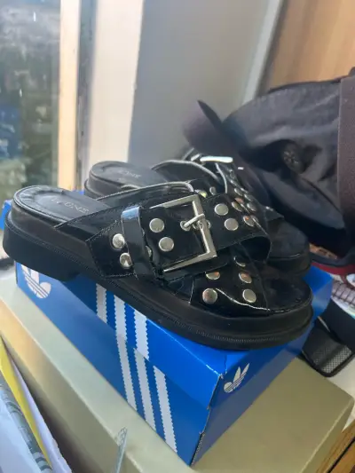 Sandalias negras con tachas y hebilla Prüne - miniatura 2