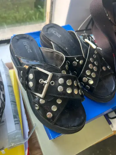 Sandalias negras con tachas y hebilla Prüne - miniatura 3