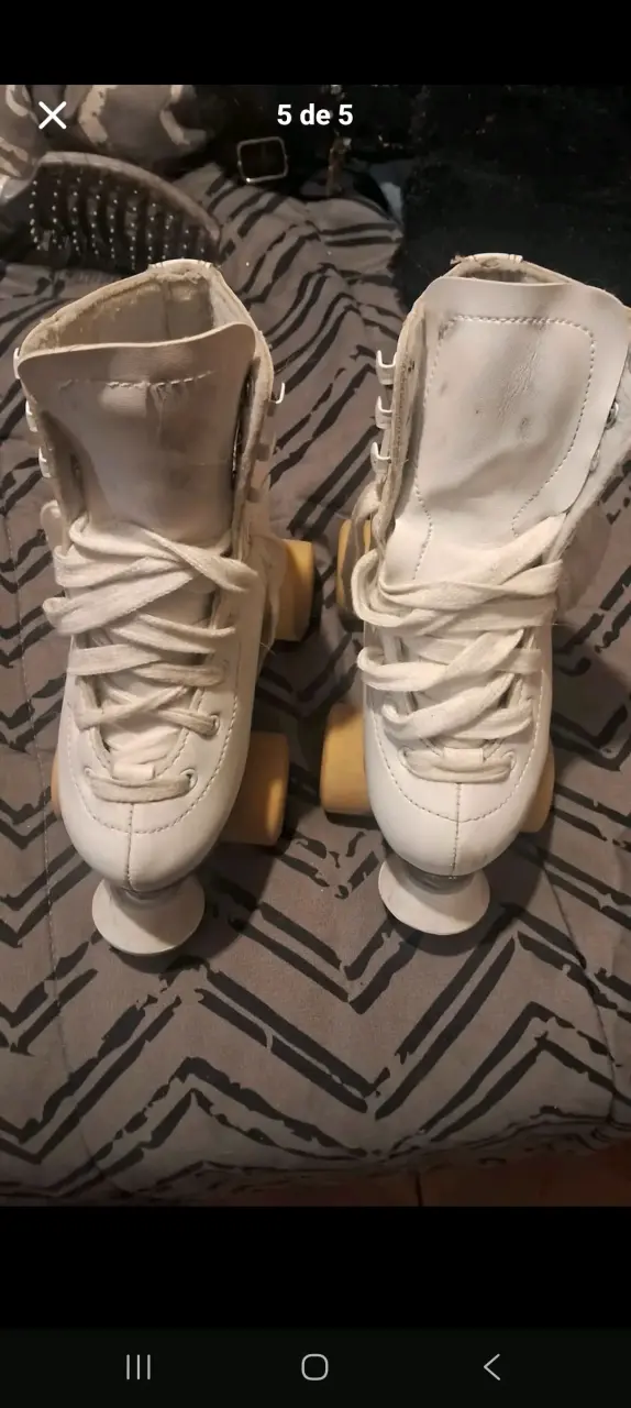 Patines de cuatro ruedas blancos usados - 1