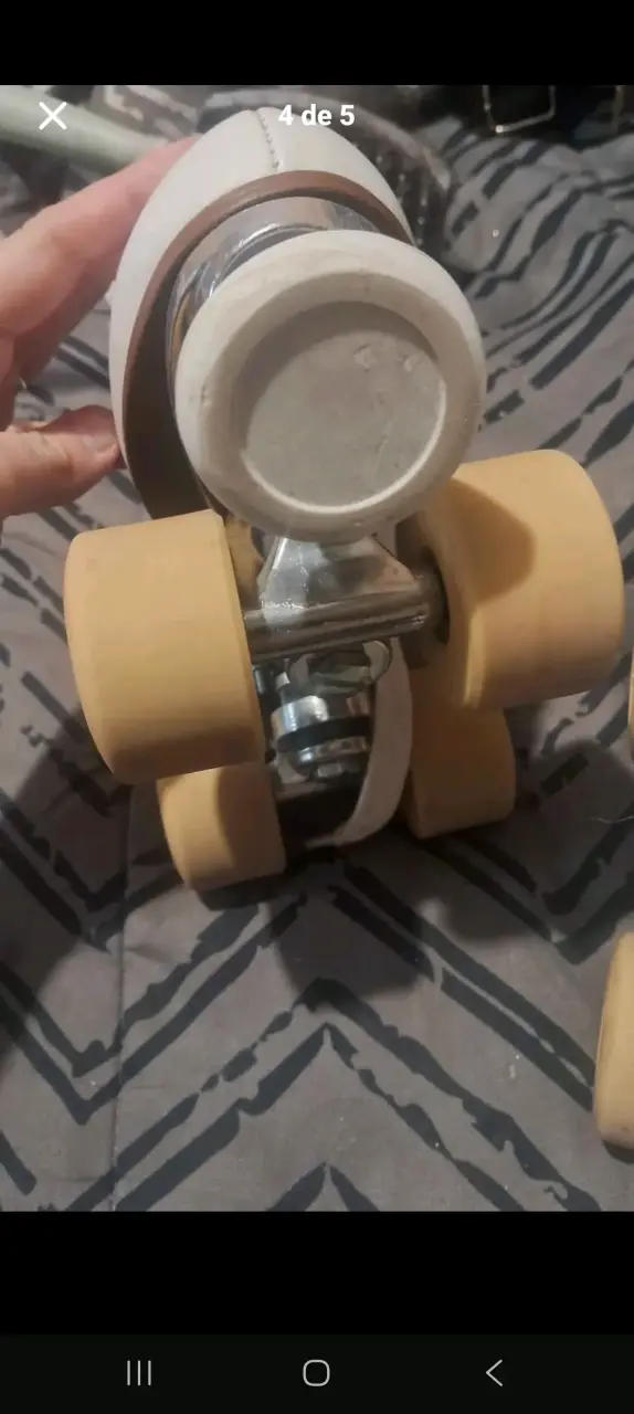 Patines de cuatro ruedas blancos usados - 4