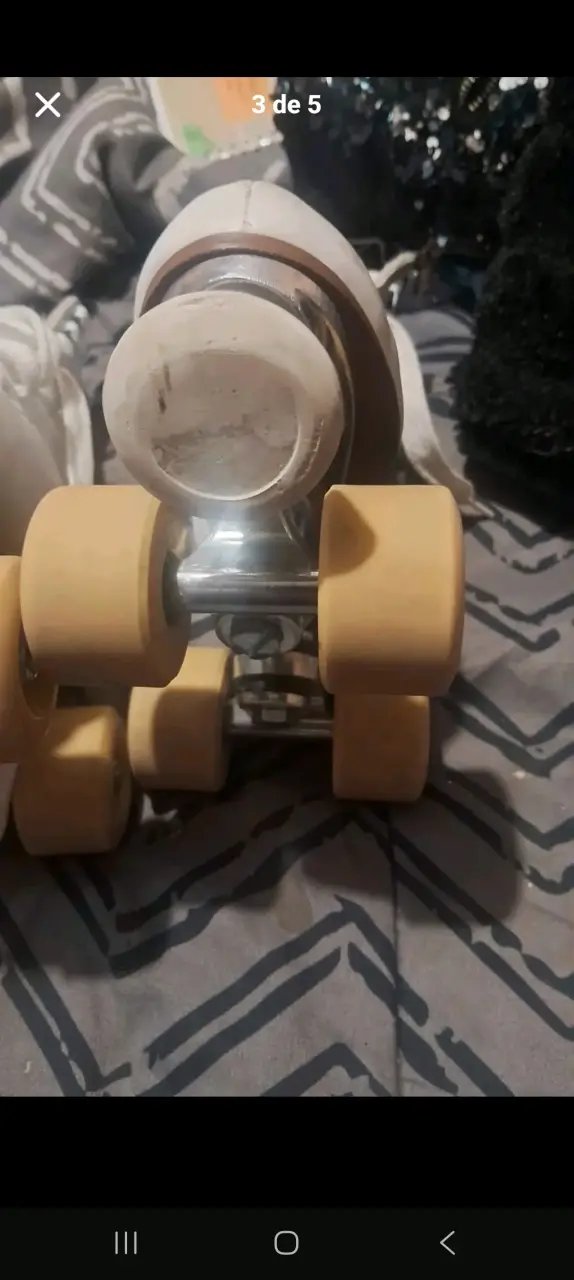 Patines de cuatro ruedas blancos usados - 5