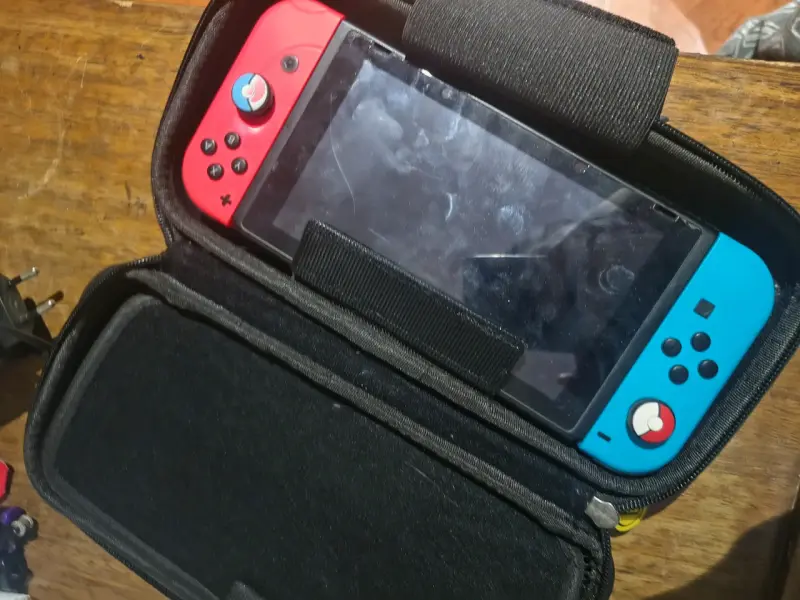 Consola Nintendo Switch con Joy-Con Rojo y Azul - 2