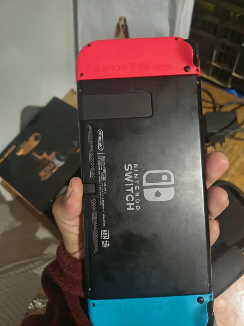 Consola Nintendo Switch con Joy-Con Rojo y Azul - 3