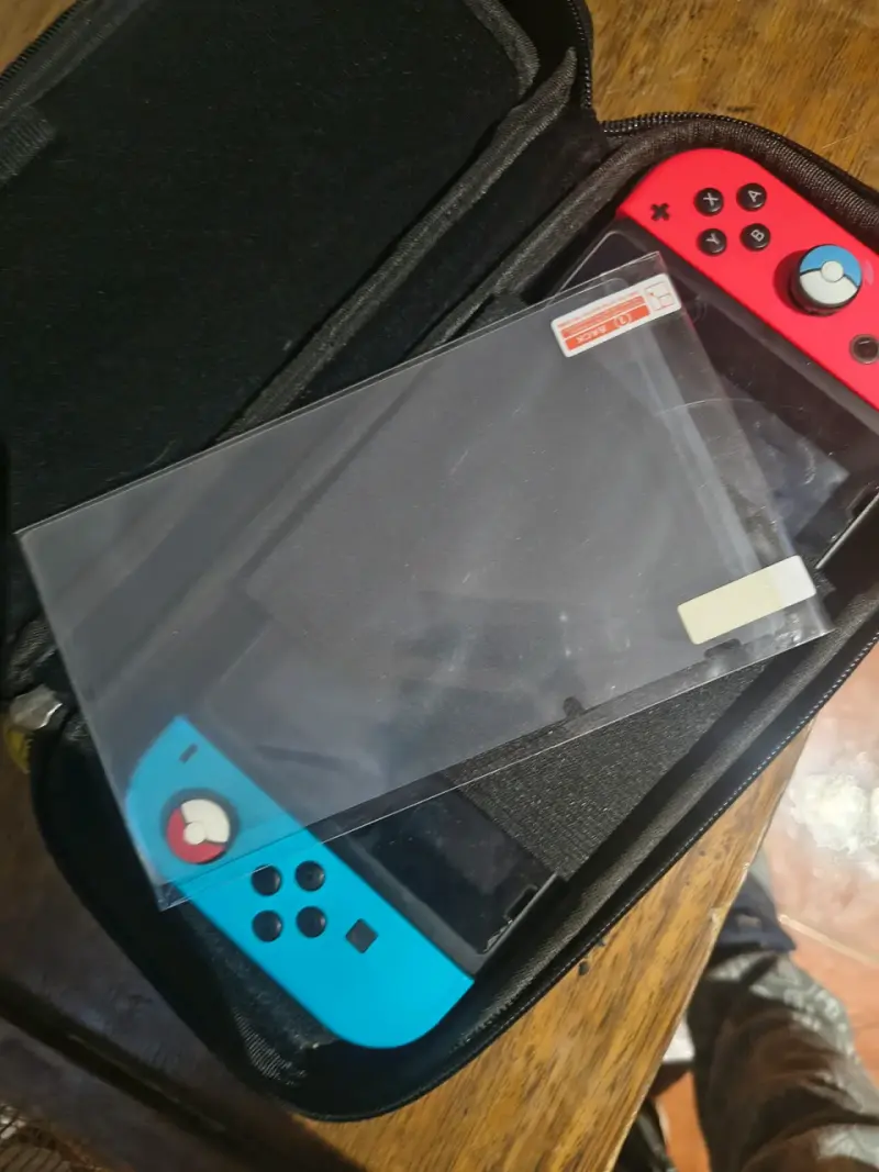 Consola Nintendo Switch con Joy-Con Rojo y Azul - 4