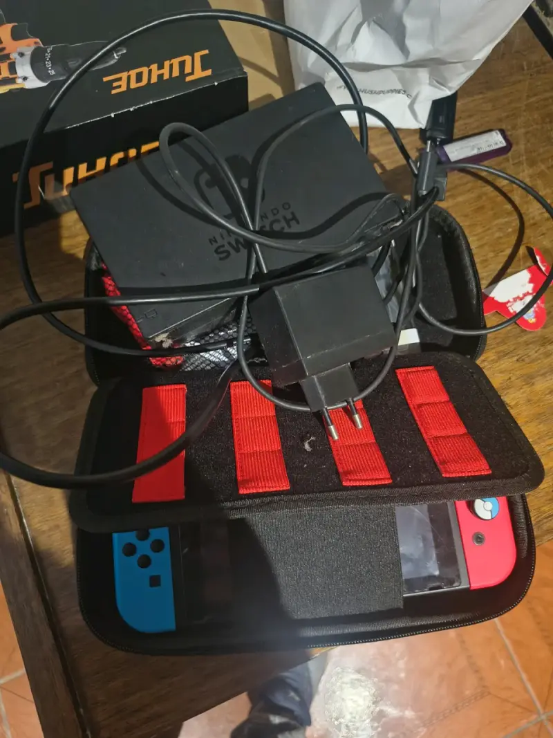 Consola Nintendo Switch con Joy-Con Rojo y Azul - 5