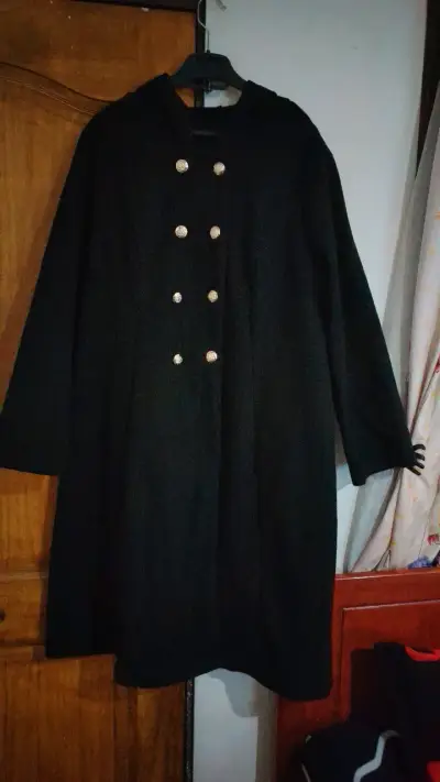 Abrigo negro con botones dorados para mujer - miniatura 1