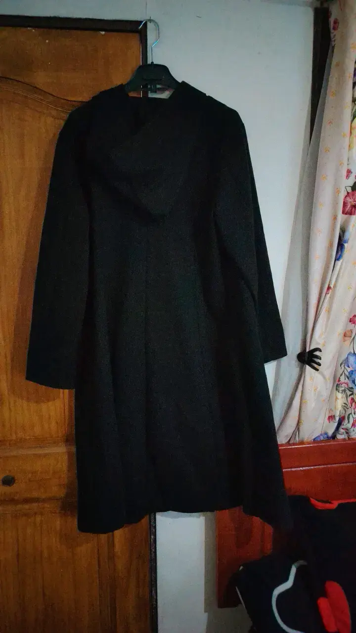 Abrigo negro con botones dorados para mujer - 2