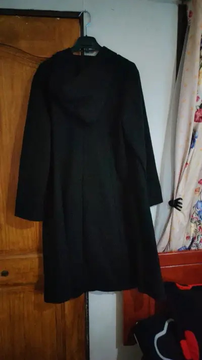 Abrigo negro con botones dorados para mujer - miniatura 2