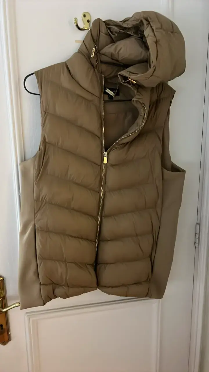 Chaleco acolchado sin mangas color beige