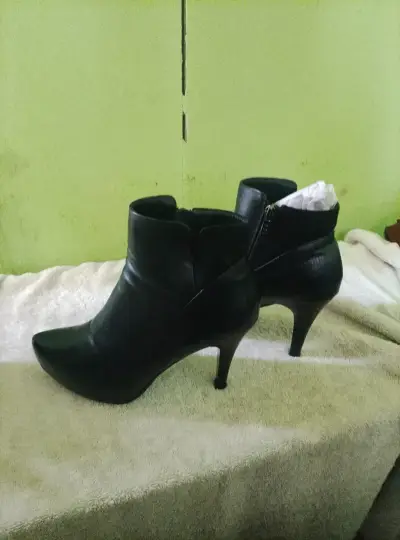 Botines de cuero negro con tacón alto - miniatura 1