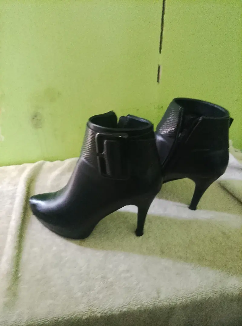 Botines de cuero negro con tacón alto - 2