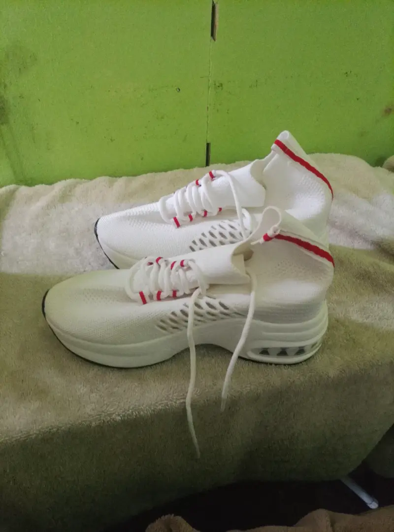 Zapatillas deportivas blancas con detalles rojos