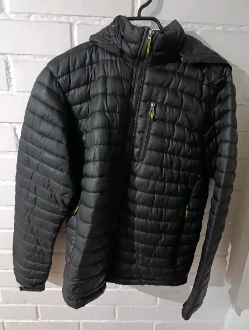 Chaqueta acolchada negra con capucha
