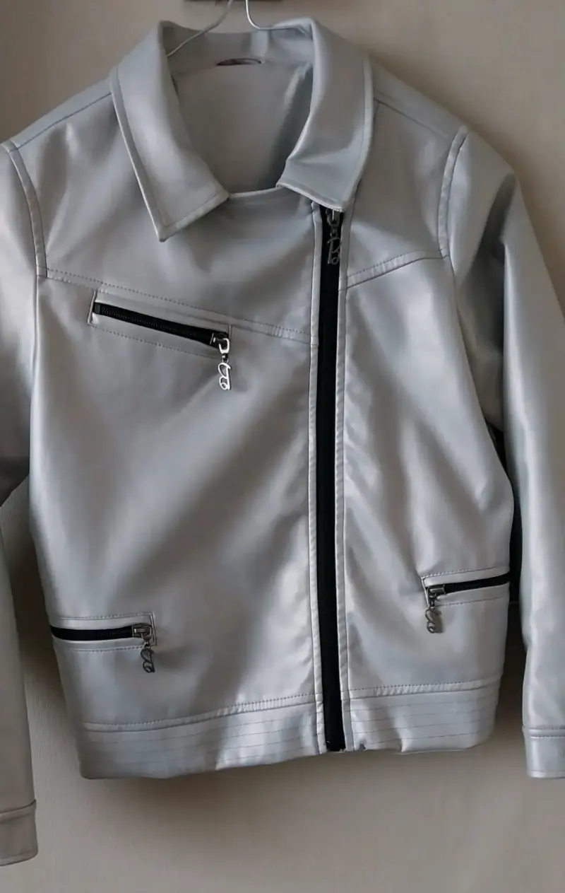 Chaqueta de cuero sintético gris para mujer