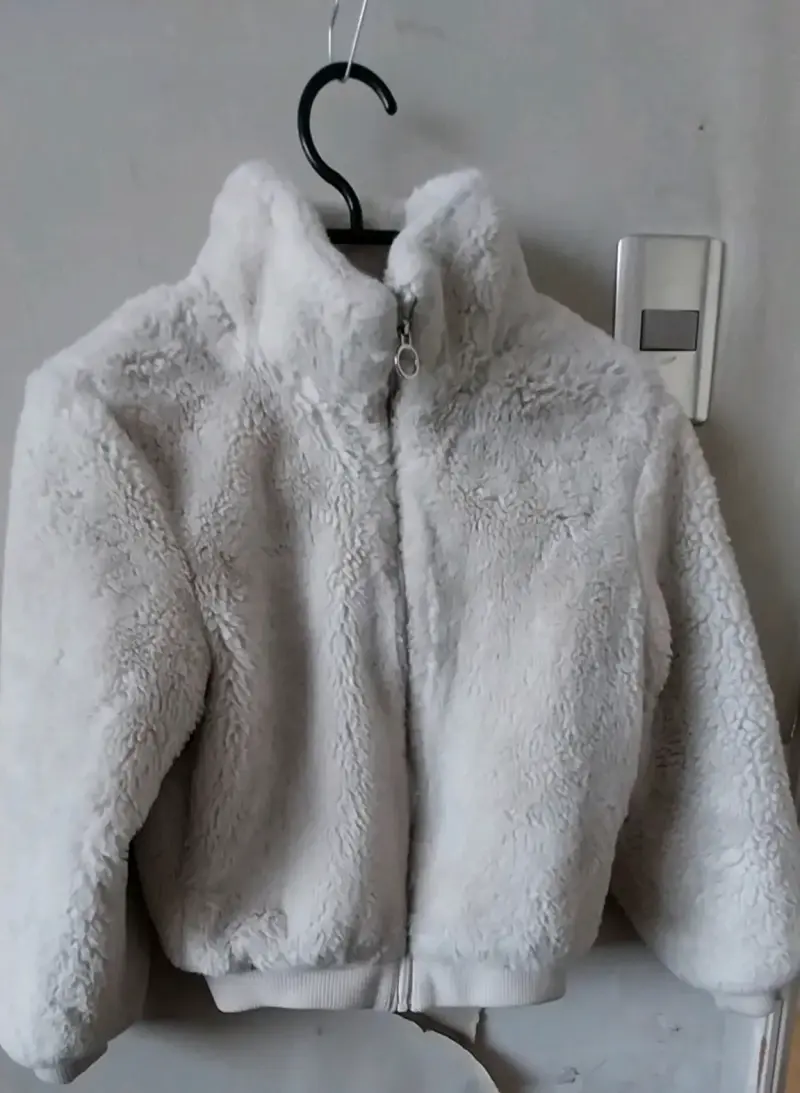 Chaqueta de peluche blanca para niños