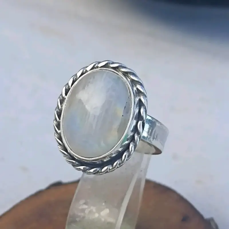 Anillo de plata con piedra luna