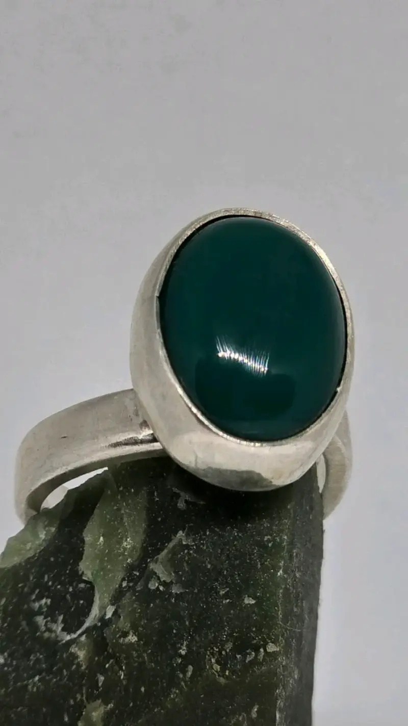 Anillo de plata con piedra onix verde