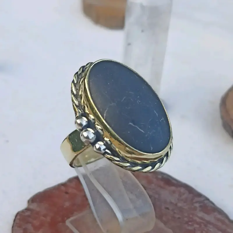 Anillo de bronce y piedra shungita