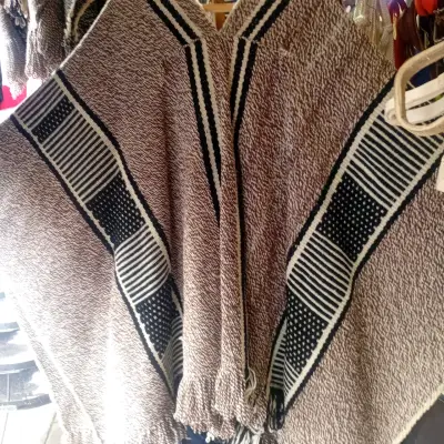 Poncho de lana natural artesanal con diseño étnico - miniatura 1