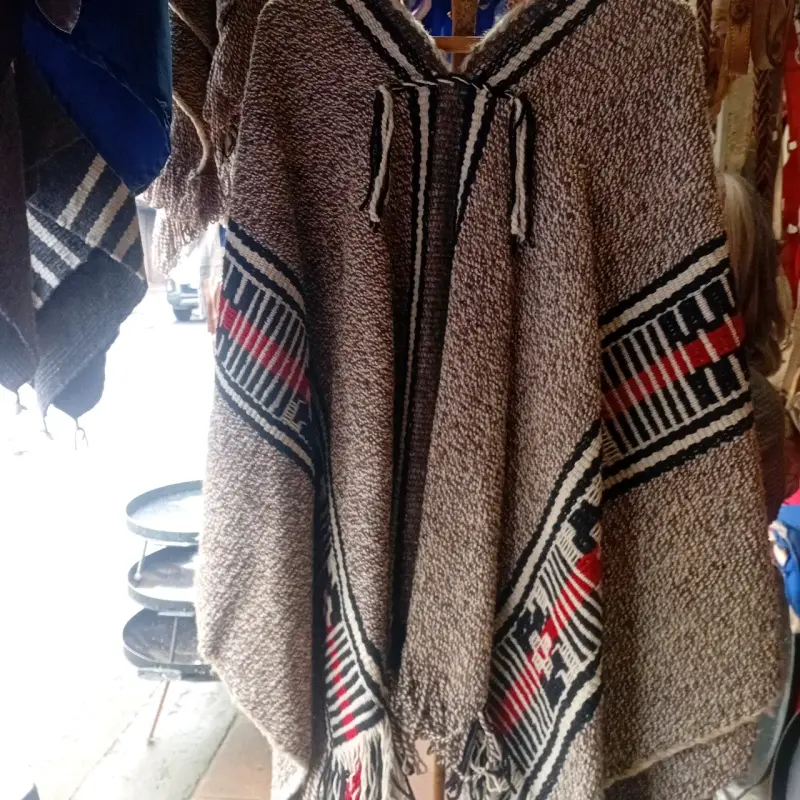 Poncho de lana natural artesanal con diseño étnico - 2