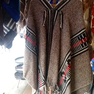 Poncho de lana natural artesanal con diseño étnico - miniatura 2