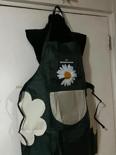 Delantal de cocina  con secamanos color verde - miniatura 3