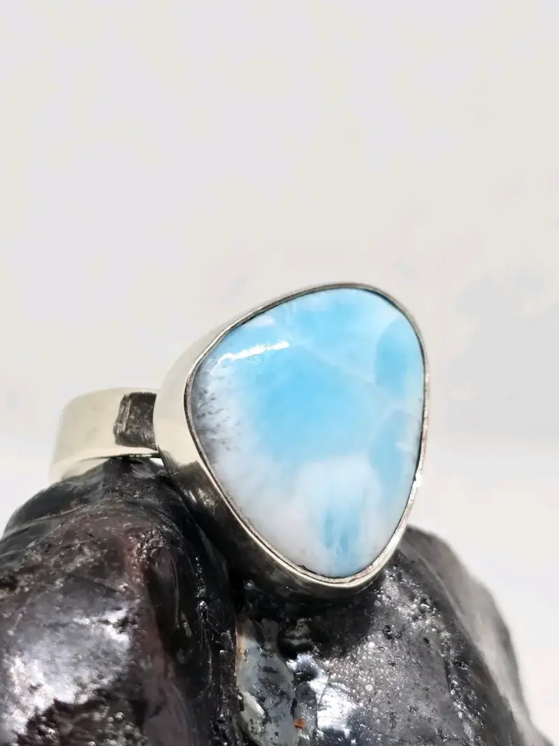 Anillo de Alpaca y piedra larimar