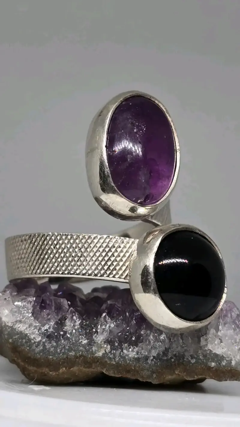 Anillo de plata con amatista y ónix