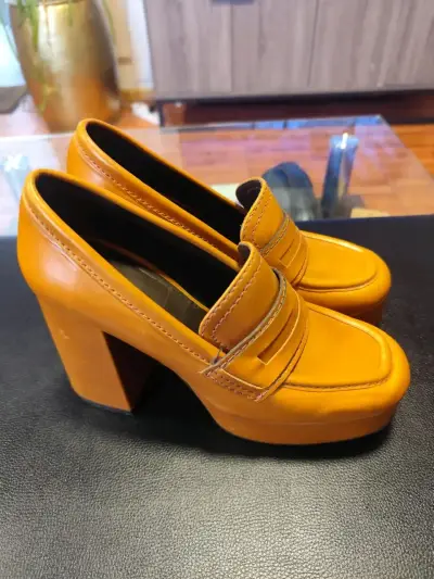 Zapatos de tacón alto color mostaza marca Zara - miniatura 1