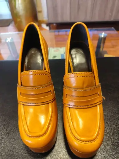 Zapatos de tacón alto color mostaza marca Zara - miniatura 2