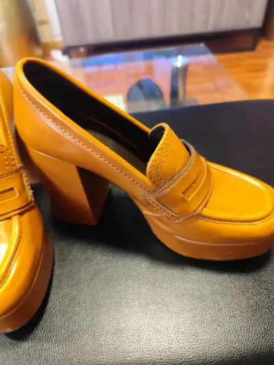 Zapatos de tacón alto color mostaza marca Zara - miniatura 3