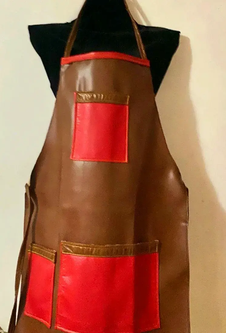 Delantal de cuero marrón con bolsillos rojos