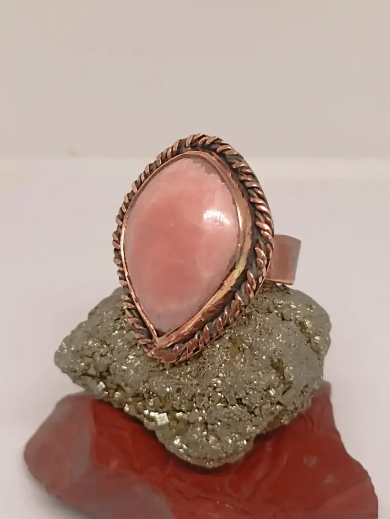 Anillo de cobre con piedra rosada