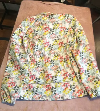 Chaqueta impermeable con capucha estampada floral - miniatura 1