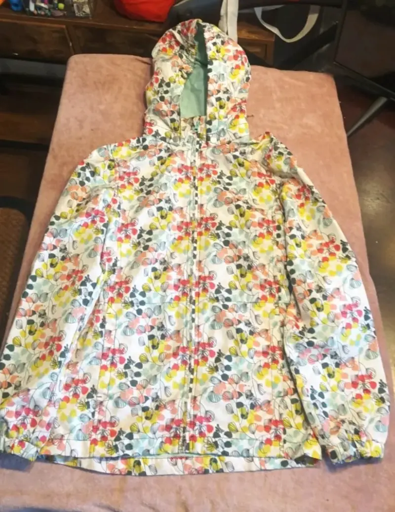 Chaqueta impermeable con capucha estampada floral - 2